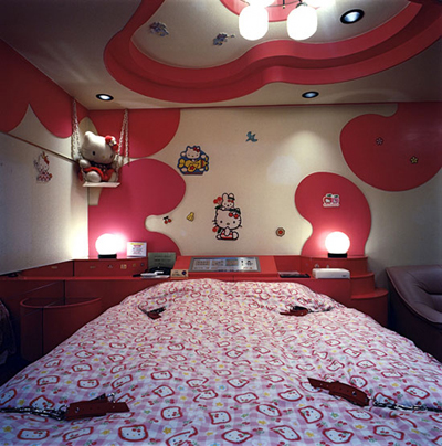 hello_kitty_love_hotel_1[1].jpg